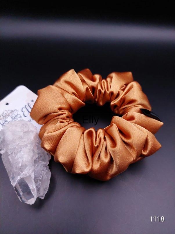 Zlaté odstíny scrunchies
