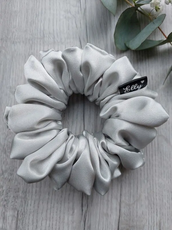 Černé a stříbrné odstíny scrunchies