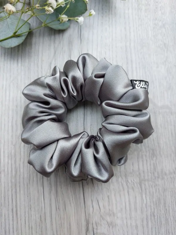 Černé a stříbrné odstíny scrunchies