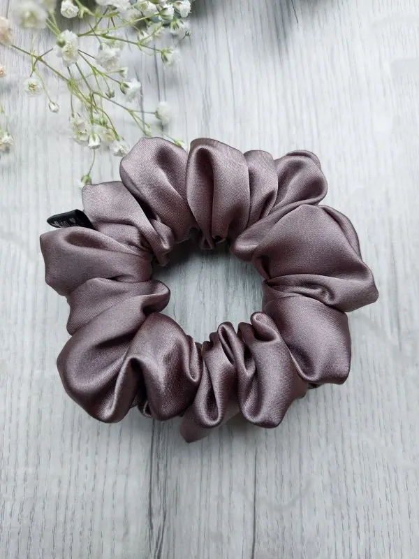 Černé a stříbrné odstíny scrunchies