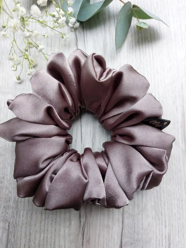 Černé a stříbrné odstíny scrunchies