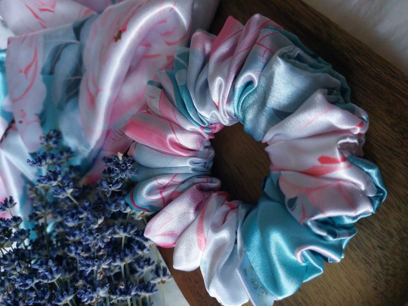 Scrunchie mentol s květy
