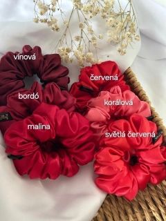 Červené odstíny scrunchies